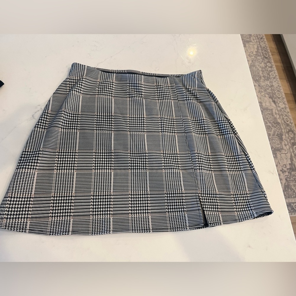 H& M plaid skirt. Size Medium